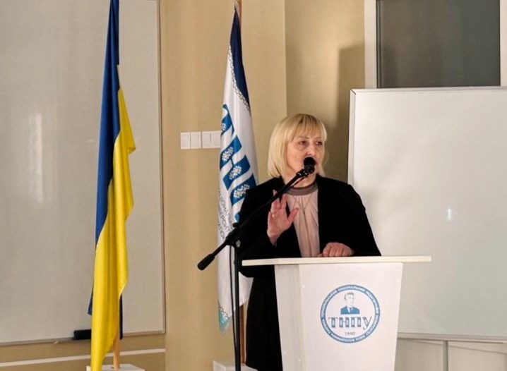 Голова Комісії з внутрішнього забезпечення якості освіти факультету філології і журналістики Галина Синоруб підсумовує дебати